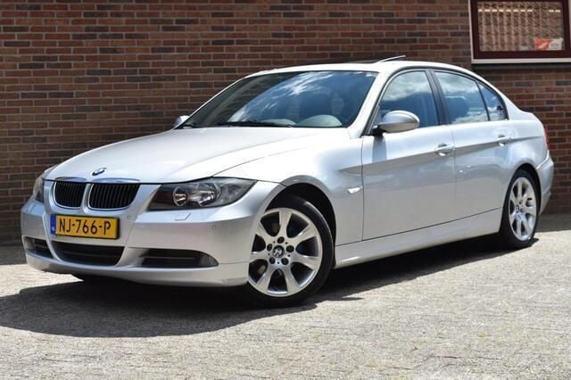 Grijs, metallic lak Gebruikt 2005 BMW 320 Executive Sedan | € 3.949 (Goede deal) - Afbeelding 1/4