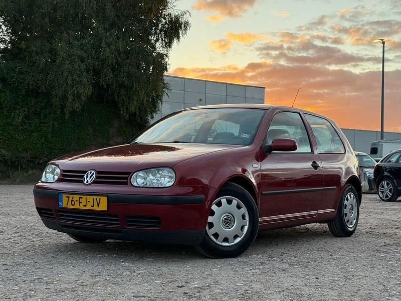 Rood Gebruikt 2000 VW Golf IV Trendline Hatchback | € 2.495 (Iets duurder) - Afbeelding 1/4