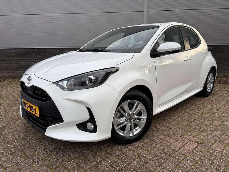 Wit Gebruikt 2024 Toyota Yaris Hybrid Active Hatchback | € 22.980 (Goede deal) - Afbeelding 1/4
