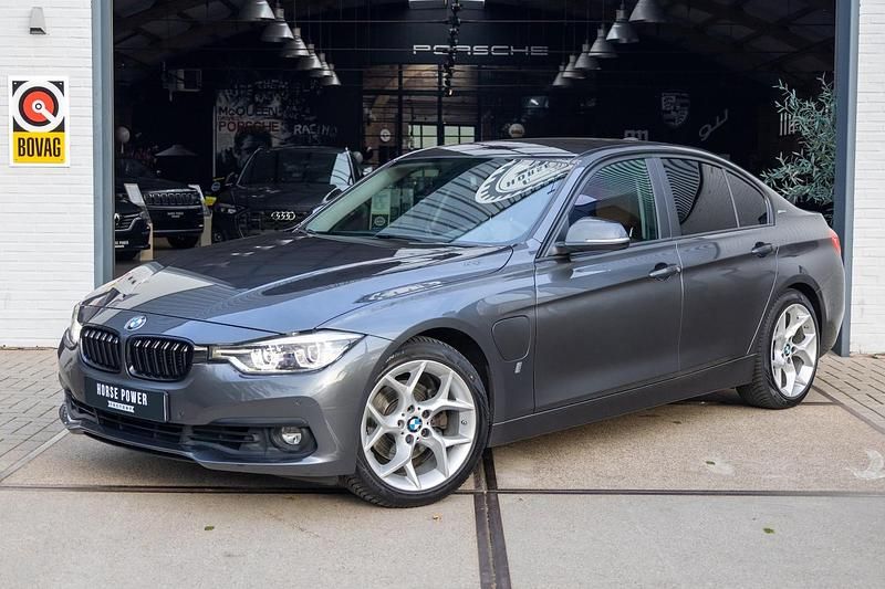 Grijs Gebruikt 2017 BMW 330e Sedan | € 19.900 (Goede deal) - Afbeelding 1/4
