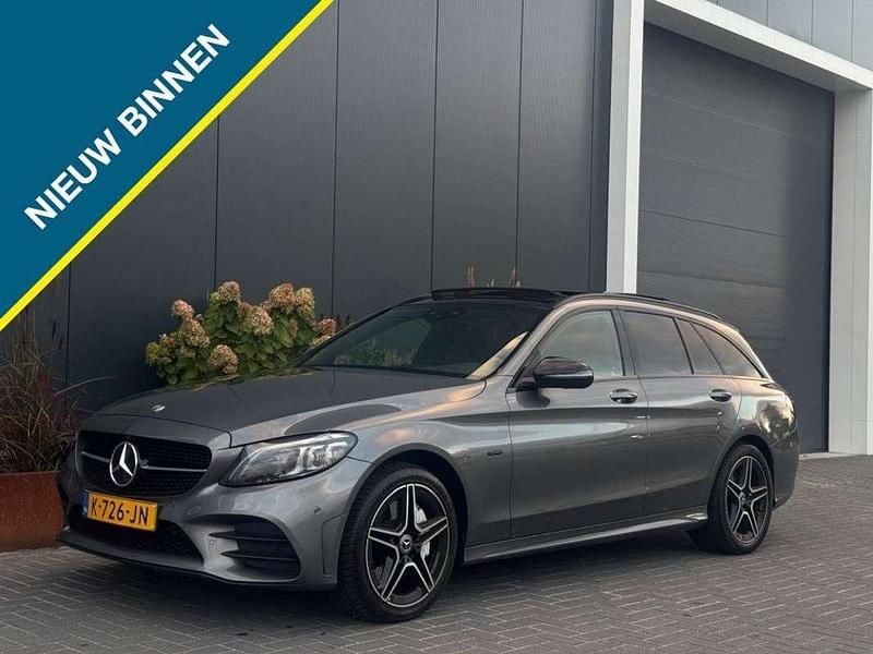 Grijs Gebruikt 2020 Mercedes C300e AMG Stationwagen | € 19.995 (Eerlijke prijs) - Afbeelding 1/4