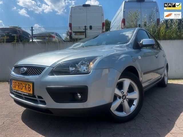 Grijs Gebruikt 2005 Ford Focus Hatchback | € 4.444 (Eerlijke prijs) - Afbeelding 1/4