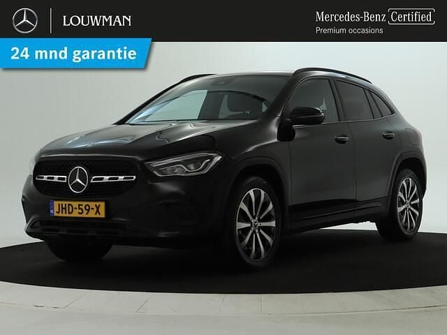 Donker 696 nachtzwart Gebruikt 2021 Mercedes GLA250 Luxury SUV | € 37.850 (Eerlijke prijs) - Afbeelding 1/4