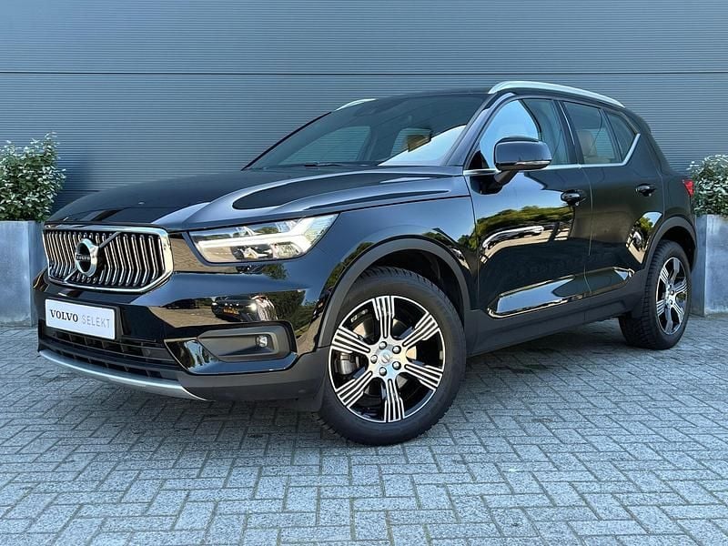 Zwart Gebruikt 2020 Volvo XC40 Inscription SUV | € 35.400 (Duur) - Afbeelding 1/4