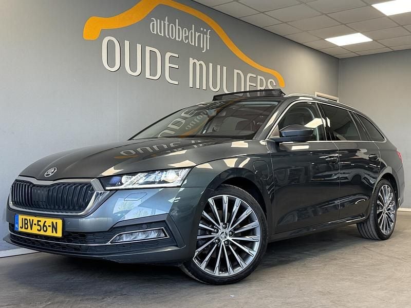 Grijs Occasion 2021 Skoda Octavia Business Line Stationwagen | € 26.950 (Iets duurder) - Afbeelding 1/4