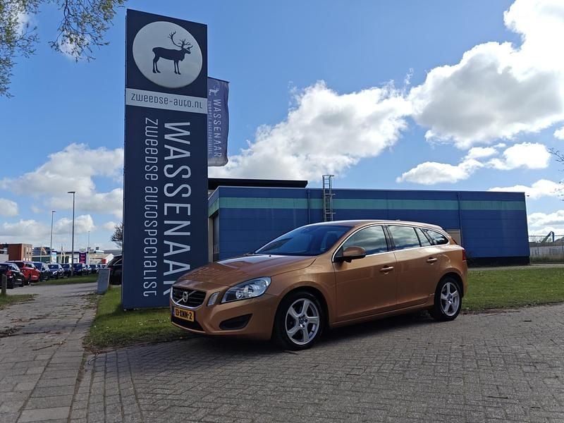 Oranje Gebruikt 2012 Volvo V60 Momentum Stationwagen | € 10.950 (Eerlijke prijs) - Afbeelding 1/4