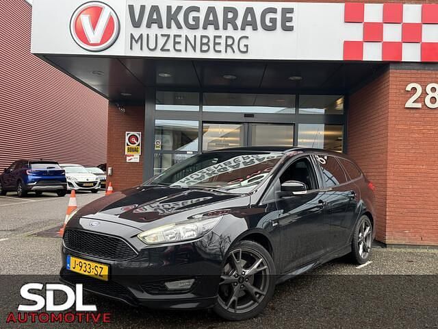 Zwart Gebruikt 2016 Ford Focus ST-Line Stationwagen | € 12.945 (Iets duurder) - Afbeelding 1/4