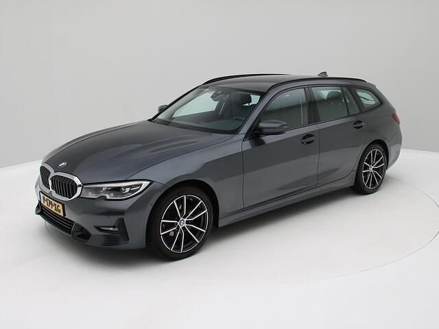 Grijs Occasion 2022 BMW 318 Sport Line Stationwagen | € 31.950 (Eerlijke prijs) - Afbeelding 1/4