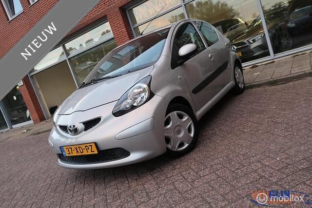 Grijs Gebruikt 2007 Toyota Aygo Sport Hatchback | € 4.950 (Eerlijke prijs) - Afbeelding 1/4