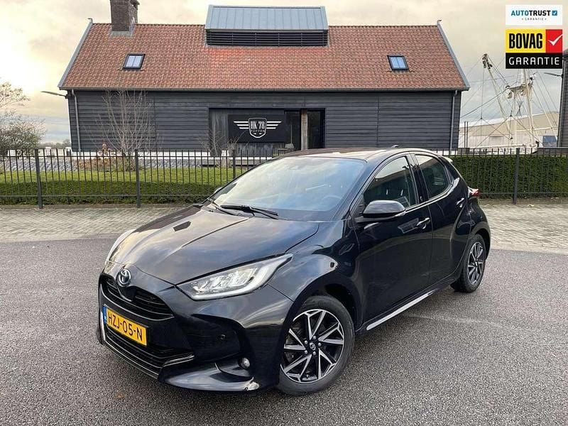 Zwart (metallic) Gebruikt 2021 Toyota Yaris Hybrid Team Hatchback | € 19.700 (Eerlijke prijs) - Afbeelding 1/4