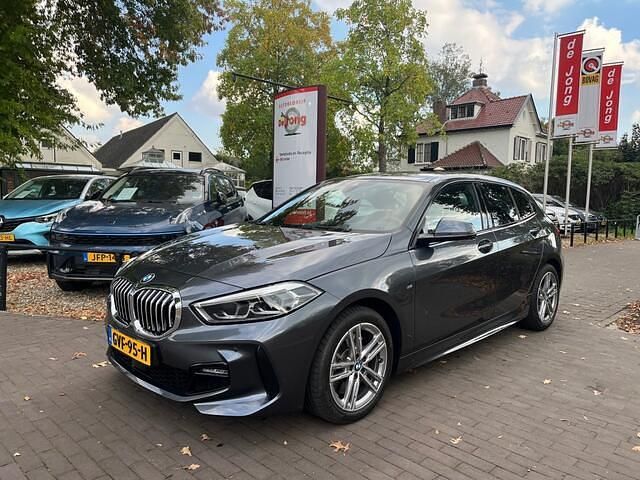 Grijs Gebruikt 2021 BMW 120 Executive Hatchback | € 27.950 (Super prijs) - Afbeelding 1/4