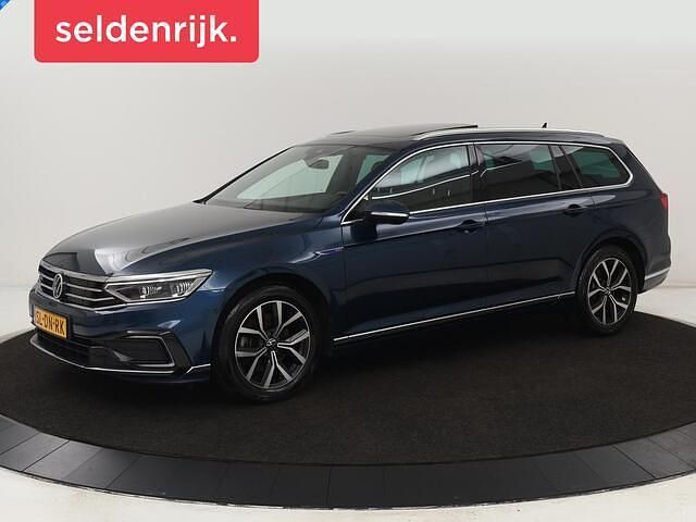 Blauw, metallic lak Gebruikt 2021 VW Passat Business Sedan | € 17.900 (Eerlijke prijs) - Afbeelding 1/4
