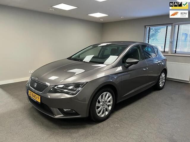 Grijs Gebruikt 2016 Seat Leon CONNECT Hatchback | € 7.545 (Eerlijke prijs) - Afbeelding 1/4