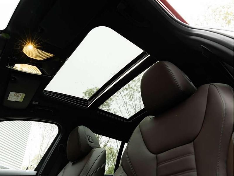 Occasion BMW 330e M Sport 292 PK (214 kW) 2025 Rood Stationwagen