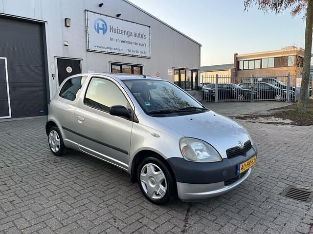 Grijs (metallic) Occasion 2001 Toyota Yaris Hatchback | € 499 (Goede deal) - Afbeelding 1/4