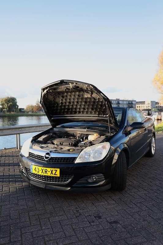Zwart Occasion 2007 Opel Astra Cabriolet Enjoy Cabriolet | € 2.395 (Goede deal) - Afbeelding 1/4
