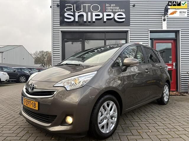 Bruin Gebruikt 2015 Toyota Verso-S Trend MPV | € 13.450 (Eerlijke prijs) - Afbeelding 1/4