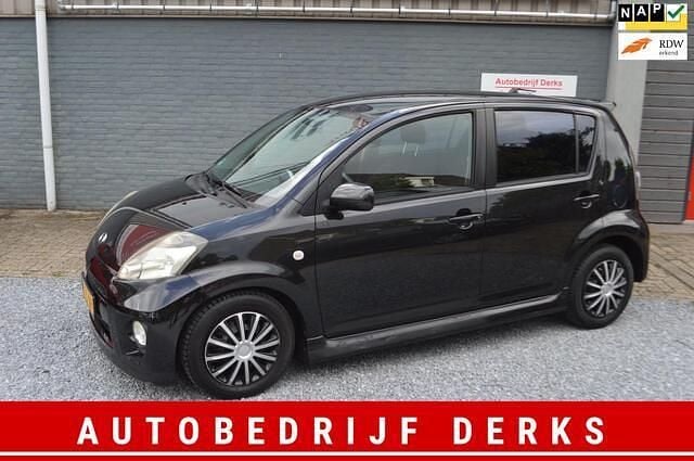 Zwart Gebruikt 2005 Daihatsu Sirion Hatchback | € 1.950 (Duur) - Afbeelding 1/4