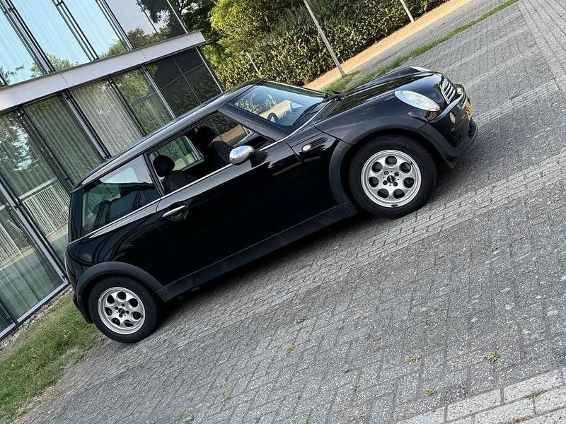 Zwart Gebruikt 2004 Mini ONE Pepper Hatchback | € 1.850 (Eerlijke prijs) - Afbeelding 1/4
