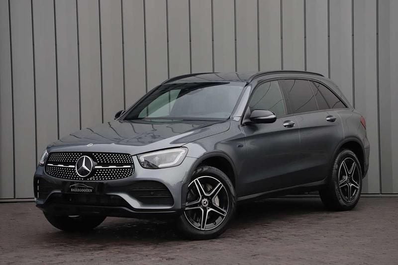 Grijs (metallic) Occasion 2020 Mercedes GLC300e AMG SUV | € 42.950 (Eerlijke prijs) - Afbeelding 1/4