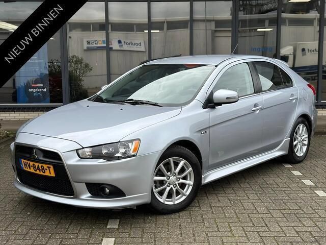 Grijs Gebruikt 2016 Mitsubishi Lancer Sportback Edition Hatchback | € 11.950 (Eerlijke prijs) - Afbeelding 1/4