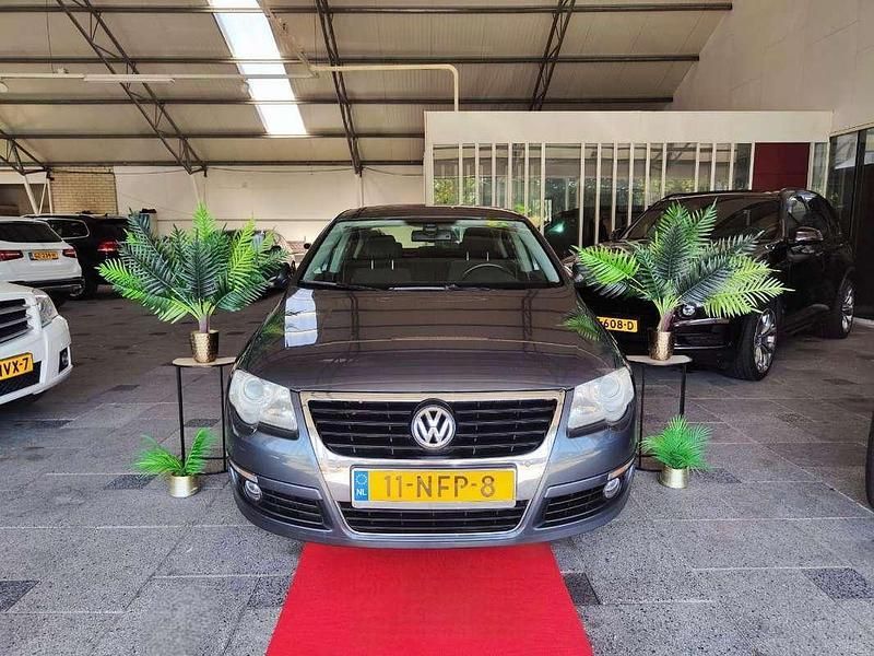 Grijs Gebruikt 2010 VW Passat Highline Sedan | € 3.750 (Eerlijke prijs) - Afbeelding 1/3