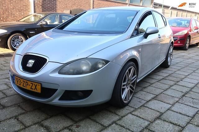 Grijs (metallic) Occasion 2008 Seat Leon Hatchback | € 2.450 (Eerlijke prijs) - Afbeelding 1/4