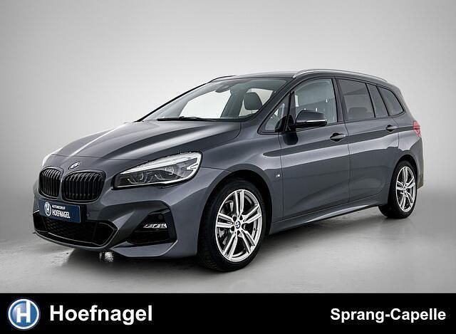 Grijs (metallic) Gebruikt 2020 BMW 218 Executive Stationwagen | € 25.900 (Iets duurder) - Afbeelding 1/3