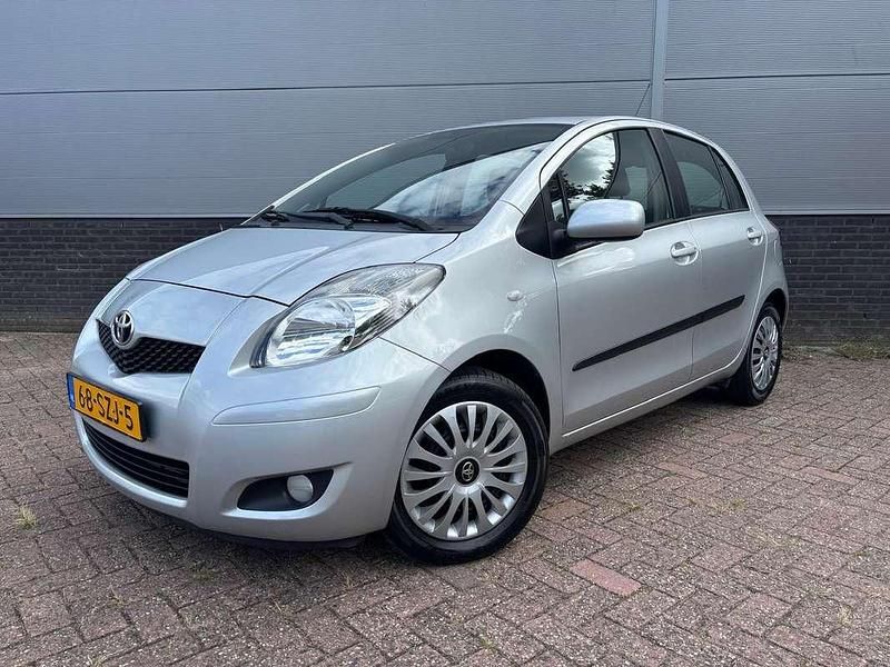 Zilver Gebruikt 2012 Toyota Yaris Hatchback | € 8.480 (Eerlijke prijs) - Afbeelding 1/4