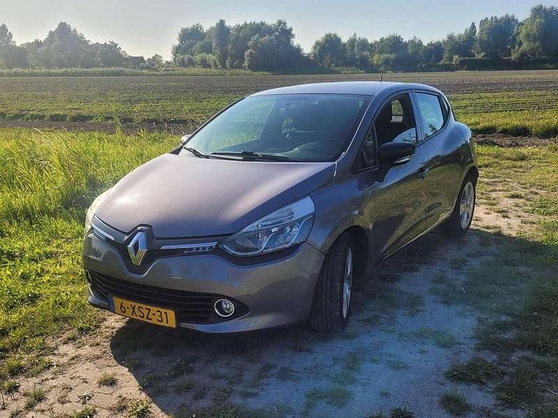 Grijs Gebruikt 2014 Renault Clio IV Dynamique Hatchback | € 4.550 (Eerlijke prijs) - Afbeelding 1/4