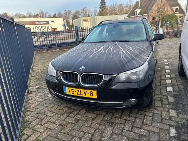 Zwart (metallic) Occasion 2009 BMW 520 Stationwagen | € 1.995 (Super prijs) - Afbeelding 1/4