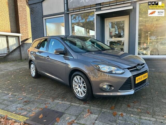 Grijs, metallic lak Gebruikt 2011 Ford Focus Titanium Stationwagen | € 7.899 (Iets duurder) - Afbeelding 1/4