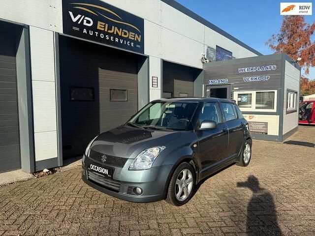 Grijs (metallic) Gebruikt 2006 Suzuki Swift GLX Hatchback | € 2.350 (Eerlijke prijs) - Afbeelding 1/4
