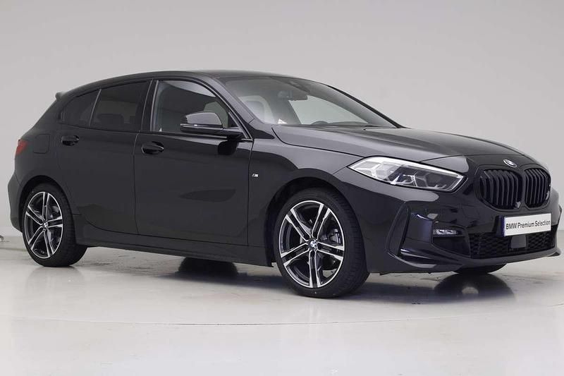 Occasion BMW 118 Comfort Edition 136 PK (100 kW) 2023 Saphirschwarz metallic (zwart metallic) Hatchback