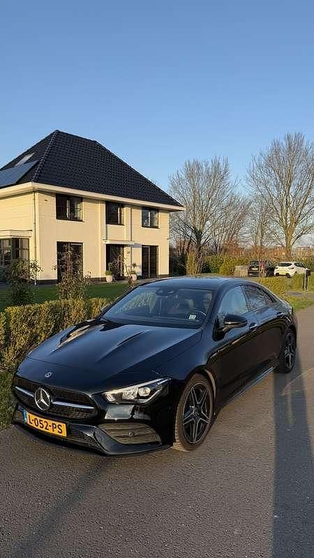 Zwart Occasion 2020 Mercedes CLA220 Premium Plus Sedan | € 29.950 - Afbeelding 1/4