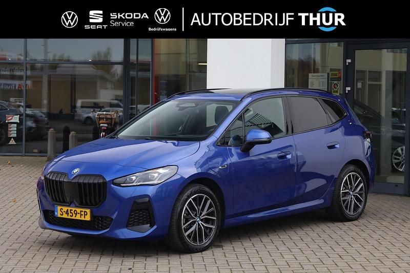 Blauw, metallic lak Occasion 2023 BMW 230 Comfort Edition Stationwagen | € 37.950 (Eerlijke prijs) - Afbeelding 1/4