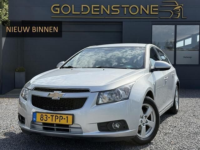 Grijs Gebruikt 2012 Chevrolet Cruze LT Hatchback | € 4.743 (Eerlijke prijs) - Afbeelding 1/4