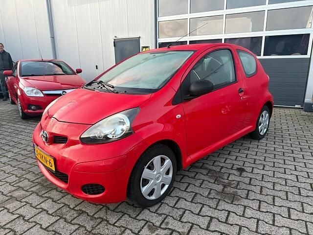 Occasion Toyota Aygo 68 PK (50 kW) 2010 Rood Hatchback