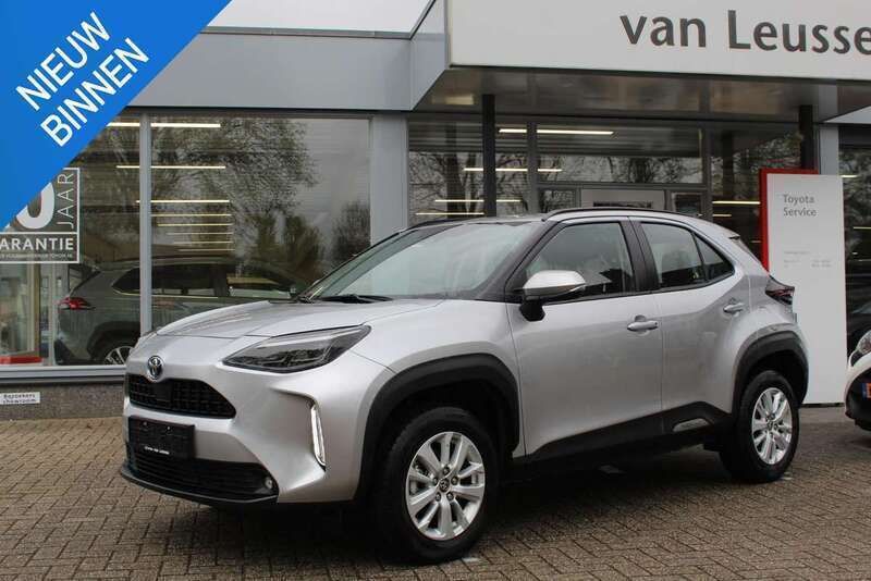 Grijs Gebruikt 2024 Toyota Yaris Cross SUV | € 28.900 (Eerlijke prijs) - Afbeelding 1/4