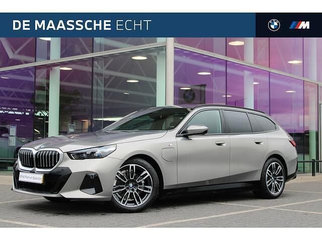 Grijs Gebruikt 2025 BMW 530e M Sport Stationwagen | € 68.950 - Afbeelding 1/4