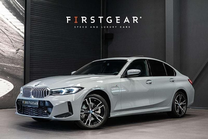 Grijs, metallic lak Gebruikt 2024 BMW 330e M Sport Sedan | € 49.900 (Goede deal) - Afbeelding 1/4