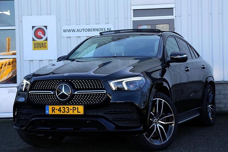 Zwart (metallic) Gebruikt 2022 Mercedes GLE350 AMG Coupé | € 74.900 (Eerlijke prijs) - Afbeelding 1/4