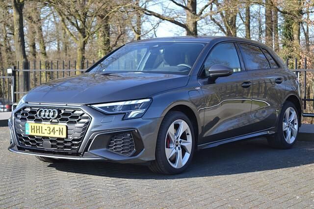 Grijs Gebruikt 2024 Audi A3 Sportback Advanced Hatchback | € 36.450 (Super prijs) - Afbeelding 1/4