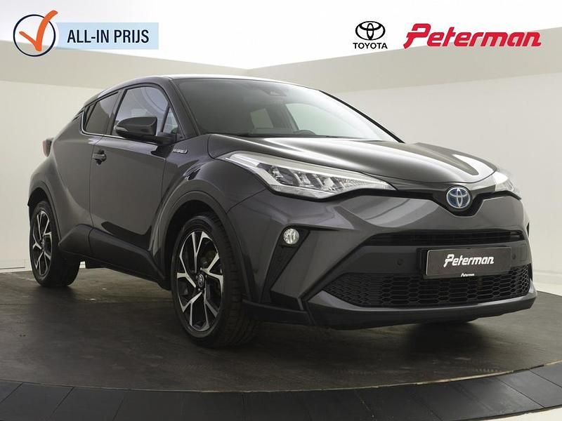 Grijs, metallic lak Gebruikt 2021 Toyota C-HR SUV | € 22.899 (Eerlijke prijs) - Afbeelding 1/4