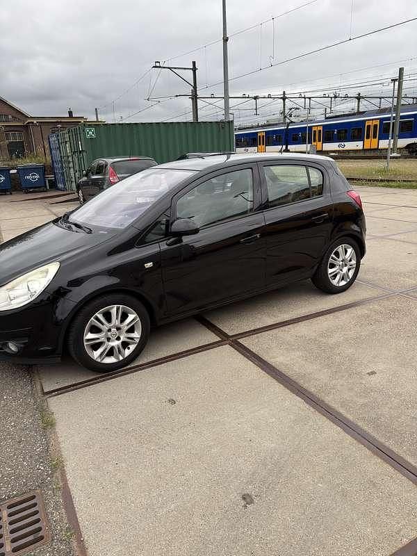 Zwart Gebruikt 2008 Opel Corsa Cosmo MPV | € 2.500 (Eerlijke prijs) - Afbeelding 1/4
