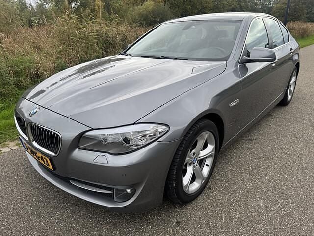 Grijs Gebruikt 2013 BMW 520 Executive Sedan | € 12.950 (Eerlijke prijs) - Afbeelding 1/4