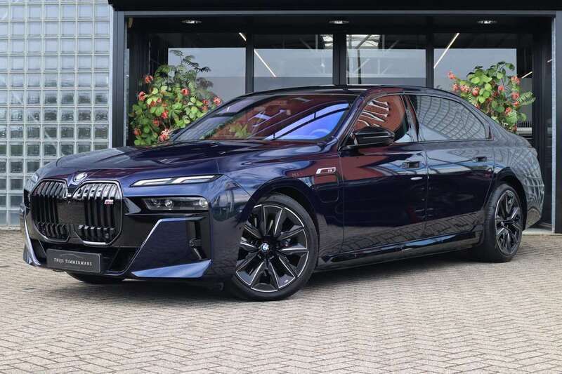 Blauw, metallic lak Gebruikt 2024 BMW 760 M Sport Sedan | € 152.950 - Afbeelding 1/4