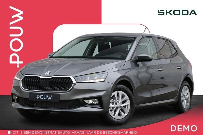 Grijs, metallic lak Gebruikt 2024 Skoda Fabia Selection Hatchback | € 17.900 (Goede deal) - Afbeelding 1/4