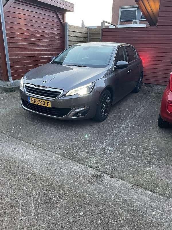 Grijs Gebruikt 2017 Peugeot 308 Allure Hatchback | € 8.495 (Super prijs) - Afbeelding 1/4