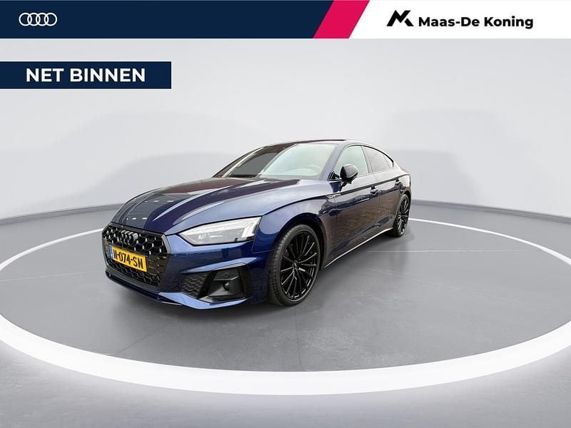 Blauw (metallic) Gebruikt 2022 Audi A5 Sportback Competition Hatchback | € 37.880 (Eerlijke prijs) - Afbeelding 1/4